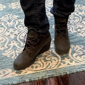 Timberland Classic feminine lace-up boots